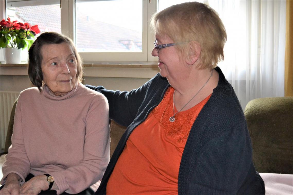 <p>Yvonne Padar (links) freut sich über den Besuch der ehrenamtlichen Helferin Marlene Schlenzek.</p>