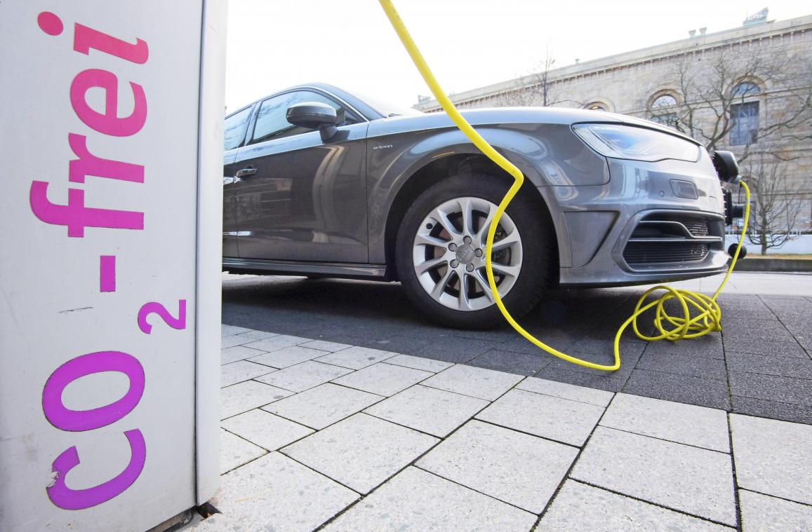 <p>Ein Elektroauto von Audi wird mit einem Kabel an einer E-Ladesäule aufgeladen. Audi hat mit dem leistungsstärksten E-Auto Akzente gesetzt; inzwischen wird das Angebot auch an bezahlbareren Modellen größer.</p>