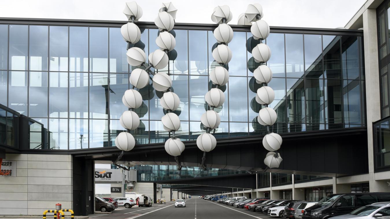 <p>Eine künstlerisch gestaltete Fluggastbrücke am Hauptterminal des Großflughafens BER.</p>