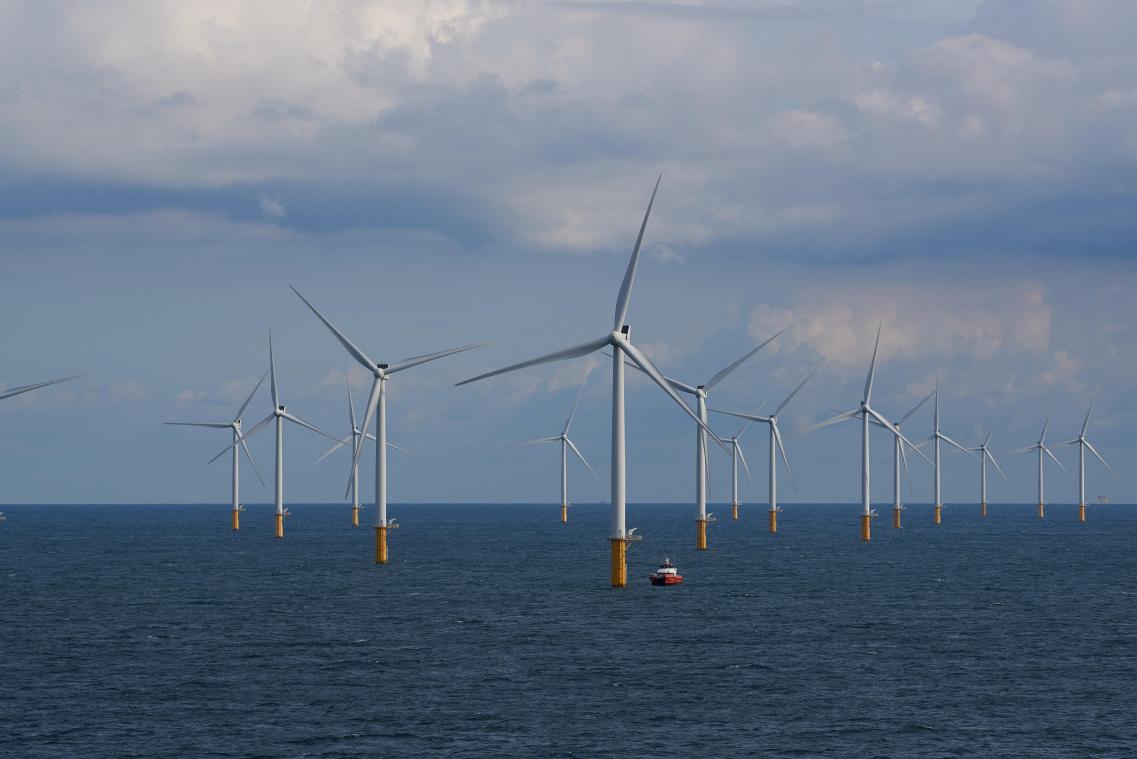 <p>Ein Windpark mit mehreren Windturbinen an der belgischen Nordseeküste.</p>