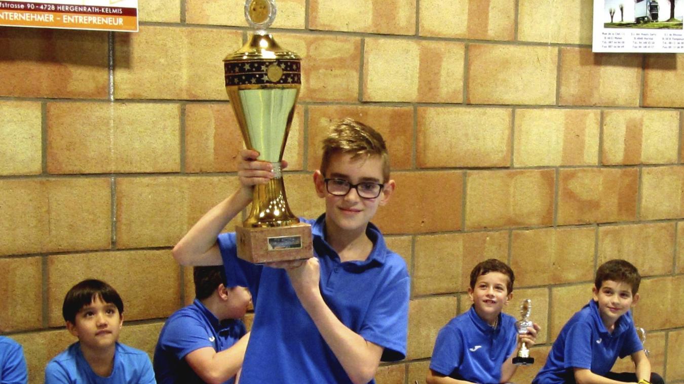<p>Der junge Hergenrather Tischtennisspieler Adrien Vanasschen sicherte sich bei dem vom TTC Astoria Kelmis organisierten Kaiserturnier für junge Spieler mit 165 Punkten den ersten Platz sowie ebenfalls den Fairplay-Preis.</p>