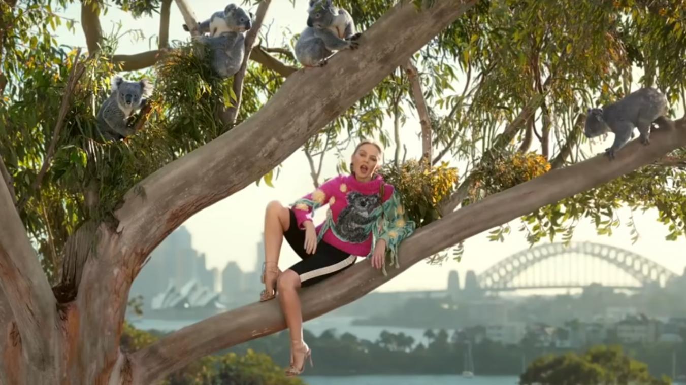 <p>In dem Video sitzt die australische Sängerin Kylie Minogue mit Koalas auf einem Baum.</p>