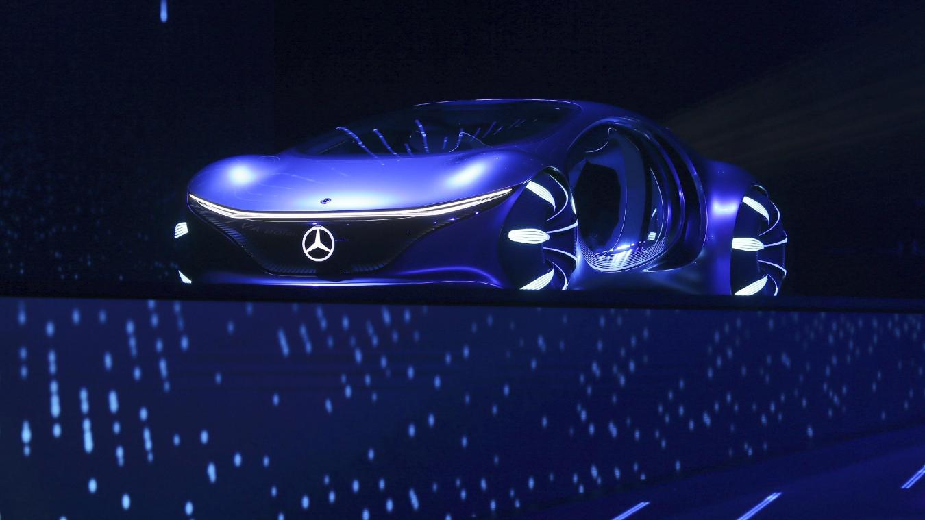 <p>Ola Källenius, Vorstandsvorsitzender der Daimler AG, fährt auf der Technik-Messe CES das Konzeptfahrzeug „Vision AVTR“ auf die Bühne. Es wurde entwickelt in Zusammenarbeit mit dem Hollywood-Regisseur Cameron und dem „Avatar“-Filmteam nach dem Vorbild des Films „Avatar“.</p>