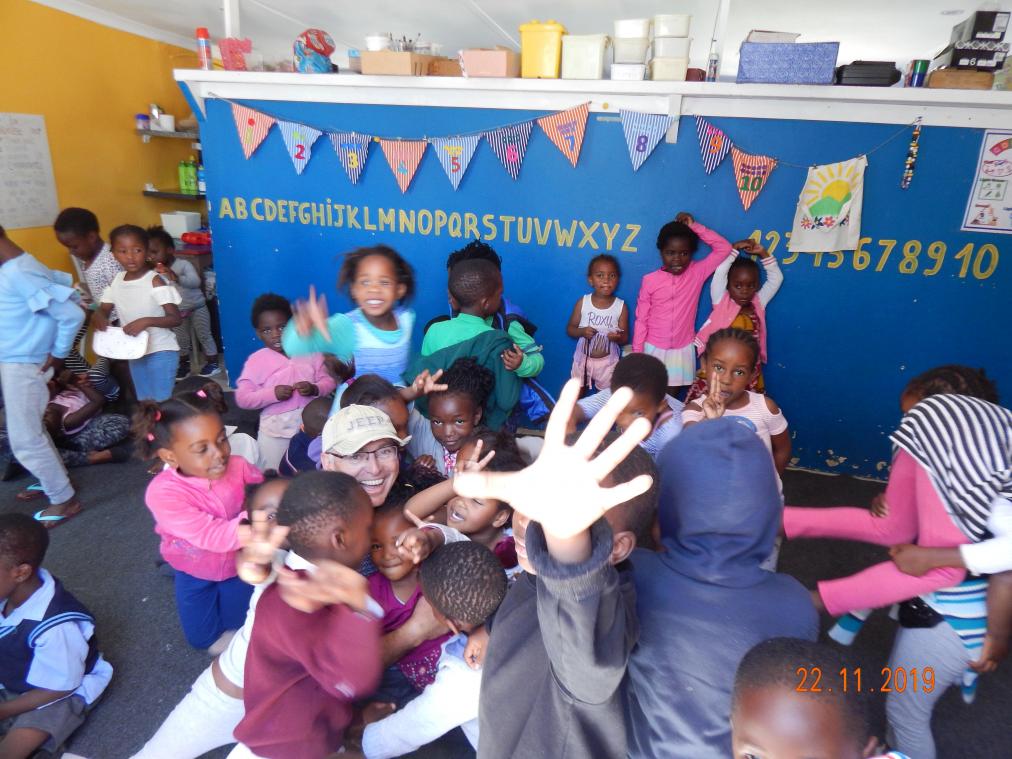 <p>Die Hilfe kommt vor Ort gut an. Freddy Heuschen inmitten einer Traube ausgelassener Schulkinder im südafrikanischen Knysna.</p>