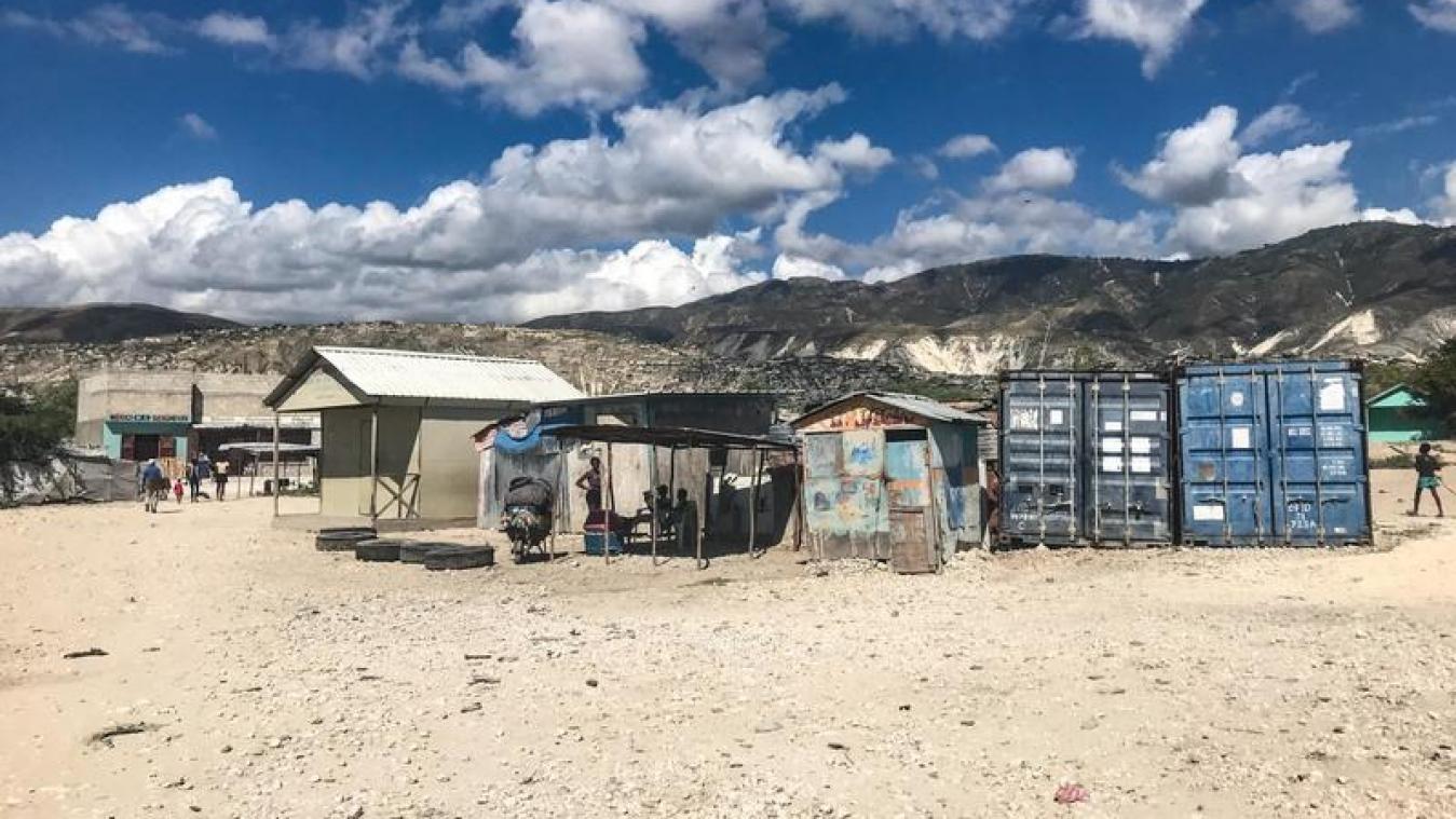 <p>Einfache Häuser und Container stehen in der Gemeinde Canaan am Rande der haitianischen Hauptstadt Port-au-Prince. Canaan entstand nach dem Erdbeben vom 12. Januar 2010, bei dem mehr als 220.000 Menschen in dem armen Karibikstaat ums Leben kamen.</p>