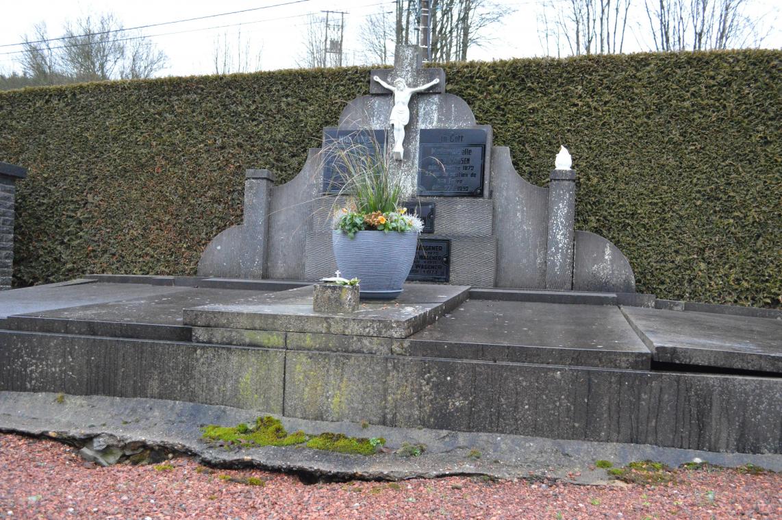<p>Dieses Grabmal samt Kreuz und Tafeln wird als erhaltenswert angesehen. Weder Eigentümer noch Gemeinde dürfen es ohne Genehmigung der Regierung vom Friedhof entfernen.</p>
