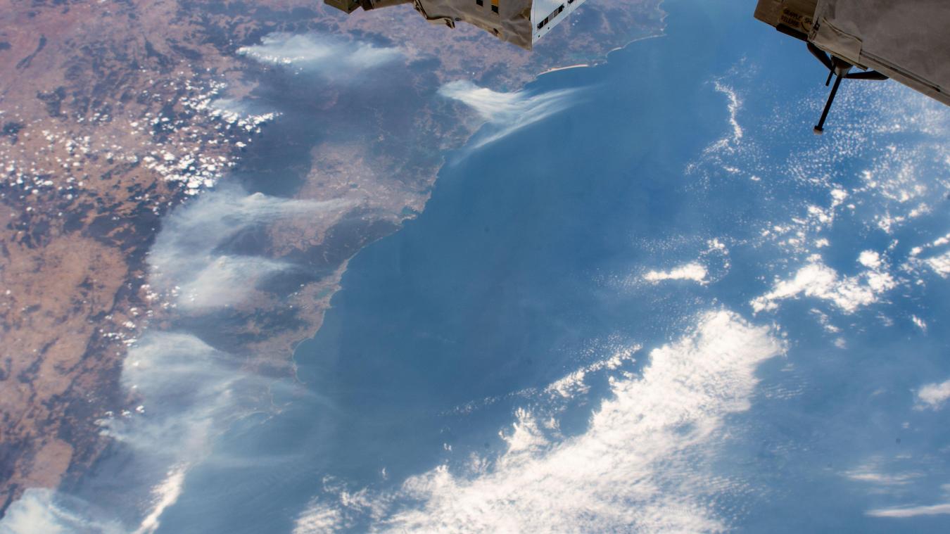 <p>Ein von der Internationalen Raumstation ISS am 03.01.2020 aus etwa 360 Kilometern Höhe aufgenommenes Satellitenfoto zeigt die Waldbrände in der Region um Sydney, deren Rauschwaden bis in die Tasmanische See ziehen.</p>