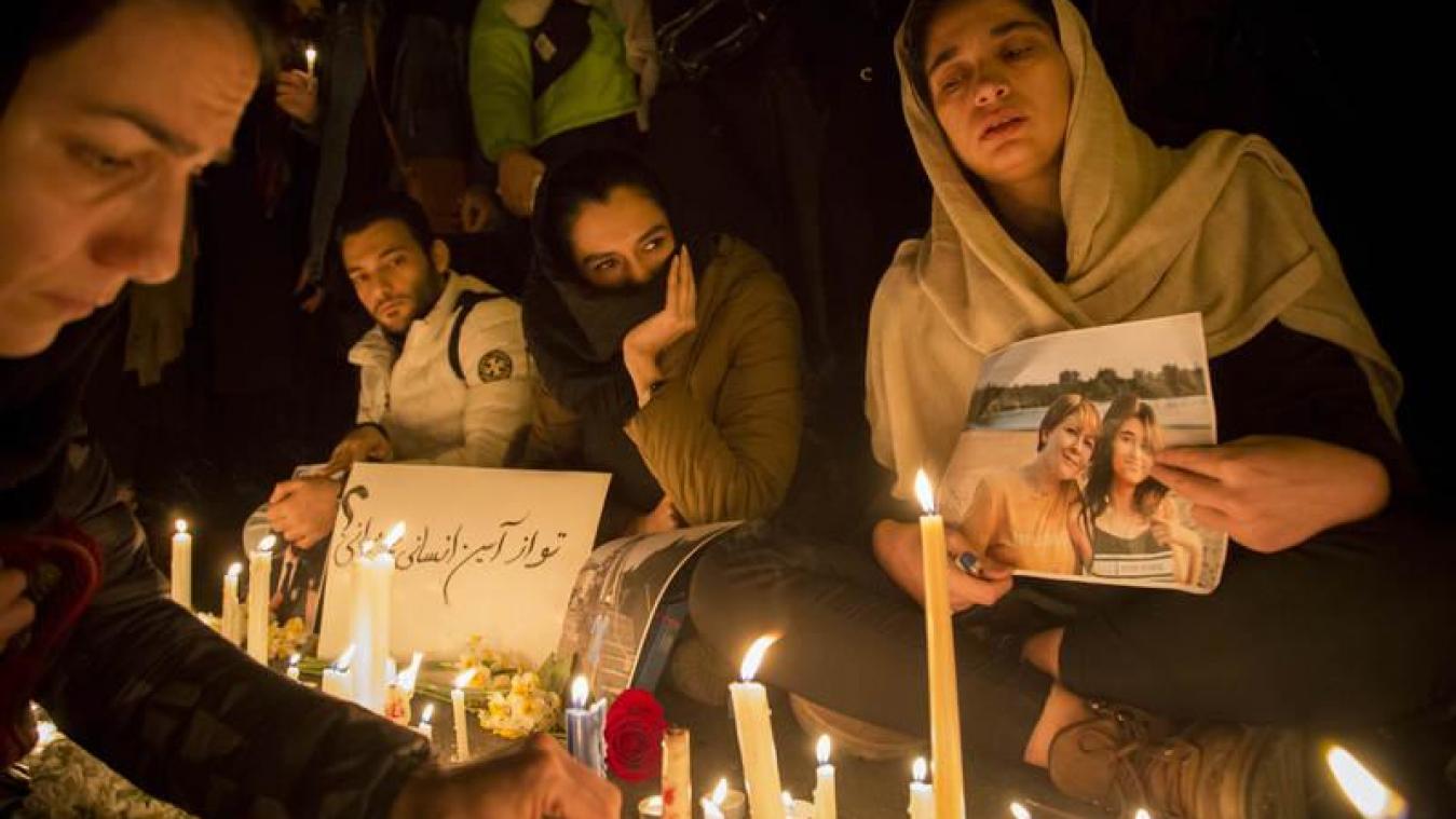 <p>Iraner zünden Kerzen an während einer Mahnwache für die Opfer des Flugzeugabsturzes. Das Flugzeug der Ukraine International Airlines mit 176 Menschen an Bord war am Mittwoch kurz nach dem Start in Teheran abgestürzt.</p>