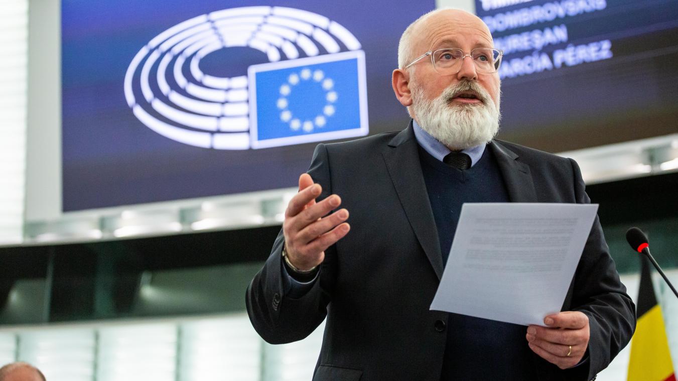 <p>Frans Timmermans stellt im Plenarsaal des Europaparlaments den Plan der Kommission für einen europäischen „Green New Deal“ vor.</p>