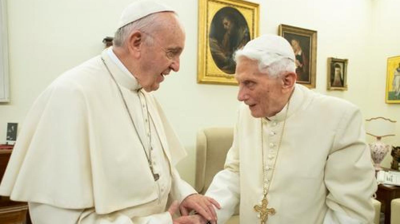 <p>Papst Franziskus (l.) und der emeritierte Papst Benedikt XVI unterhalten sich im Kloster „Mater Ecclesiae“. Benedikt hat sich aus dem Ruhestand erneut zu einem heiklen Thema in der katholischen Kirche zu Wort gemeldet und sich gegen eine Aufweichung des Zölibats ausgesprochen.</p>