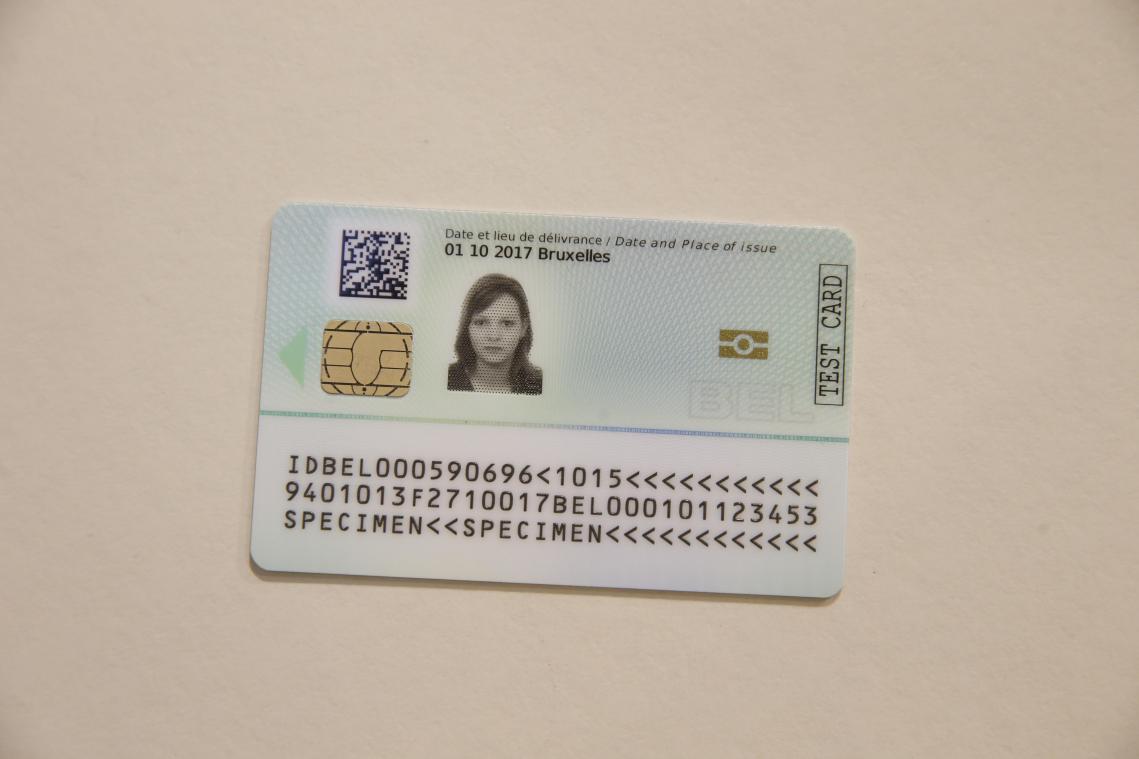 <p>Die Rückseite der eID mit dem Mikrochip, der ie Fingerabdruckinformationen enthält.</p>