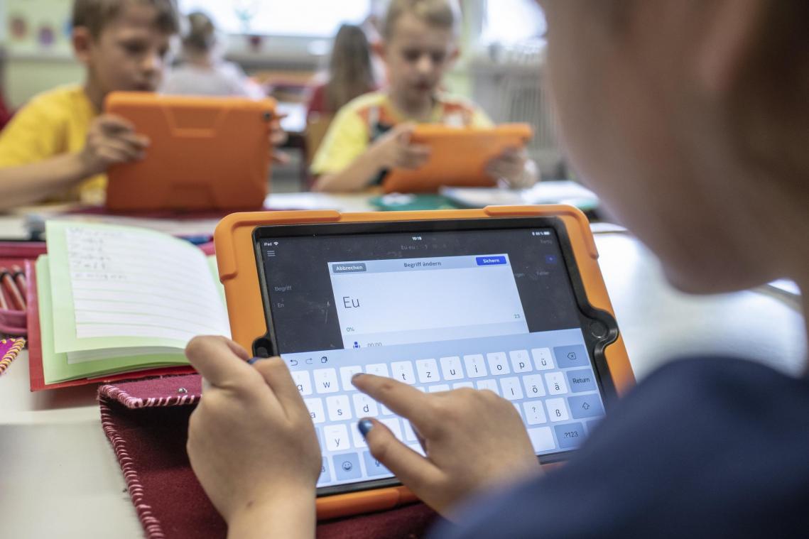 <p>Kein Entweder-Oder: Die Tablets werden parallel zu Stift und Papier genutzt und sollen diese keinesfalls ersetzen. Die Kinder sollen den kritischen Umgang mit den Medien erlernen.</p>