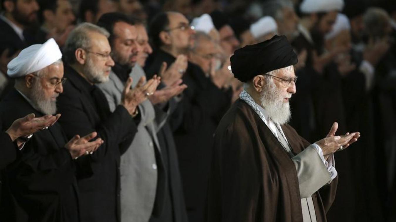<p>Ajatollah Ali Chamenei (r.), Irans oberster Führer, leitet das Freitagsgebet in der „Imam Chomeini Moschee“. Die jüngsten Proteste im Iran haben nach Worten Chameneis keine Auswirkung auf den politischen Kurs des Landes.</p>