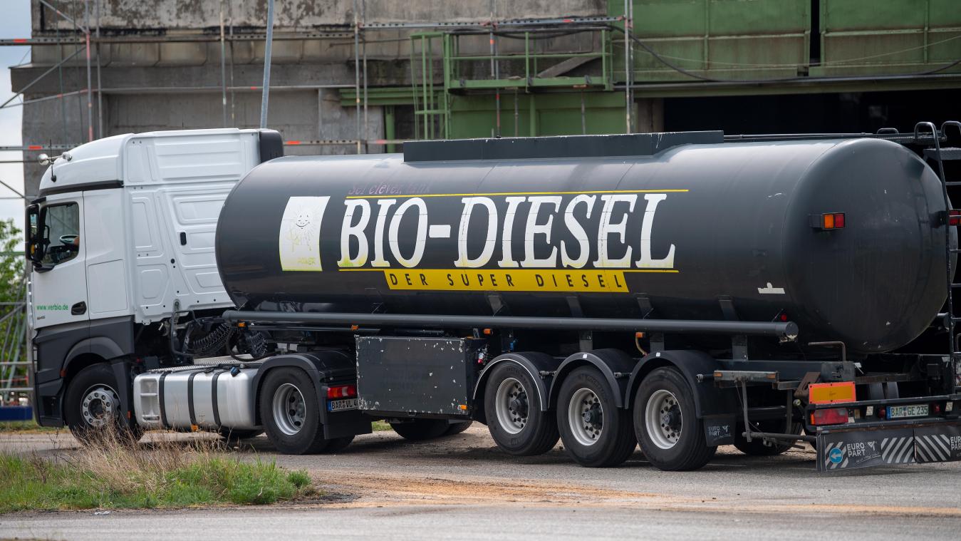 <p>Ein Tanklaster mit der Aufschrift Bio-Diesel wartet vor der Einfahrt auf das Firmengelände der Firma Verbio Diesel Schwedt GmbH.</p>
