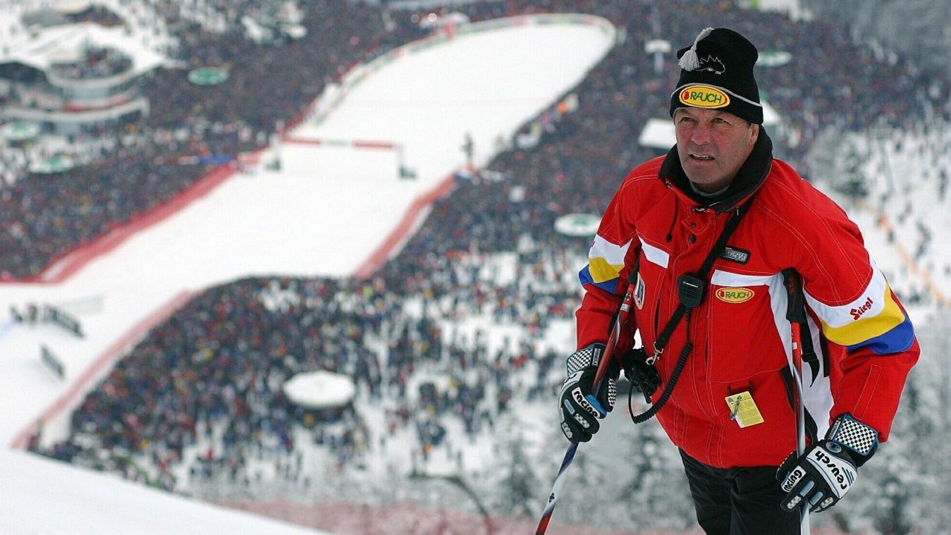 <p>Die österreichische Skilegende und Rennleiter des Hahnenkammrennens Toni Sailer steht am Rande der Rennstrecke, der Steif. Das Hahnenkamm-Rennen auf der Steif gehört in Österreich zu den wichtigsten Promi-Events des Jahres.</p>
