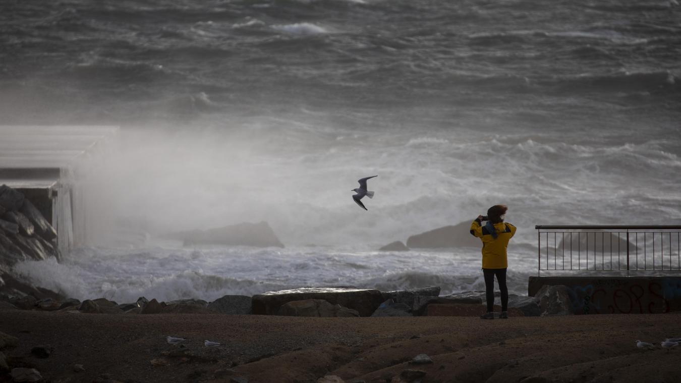 <p>Eine Frau fotografiert das Mittelmeer bei starkem Wind in Barcelona.</p>