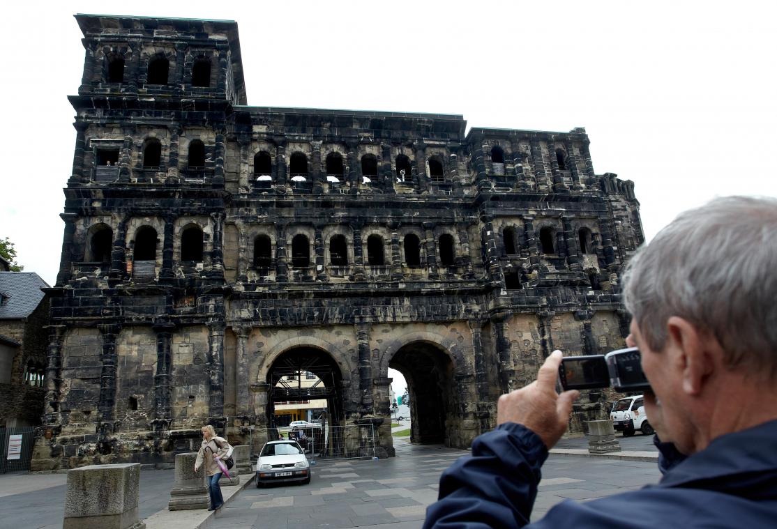 <p>Ein Tourist fotografiert die Porta Nigra in Trier. In diesem Jahr steht das Unesco-Weltkulturerbe ganz besonders im Fokus: Es wird 1850 Jahre alt.</p>