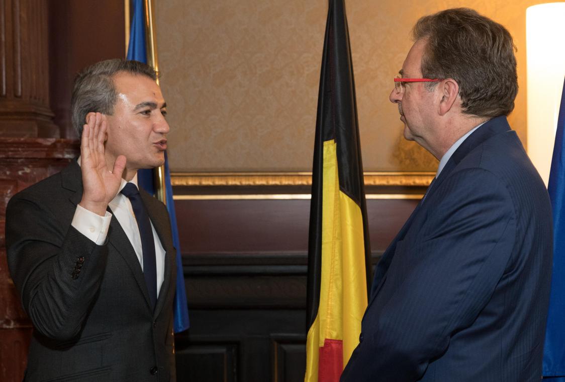 <p>Am 26. November 2019 legte Emir Kir (links) seinen Eid als Bürgermeister von Saint-Josse-Ten-Noode vor Rudi Vervoort, Ministerpräsident der Region Brüssel, ab.</p>