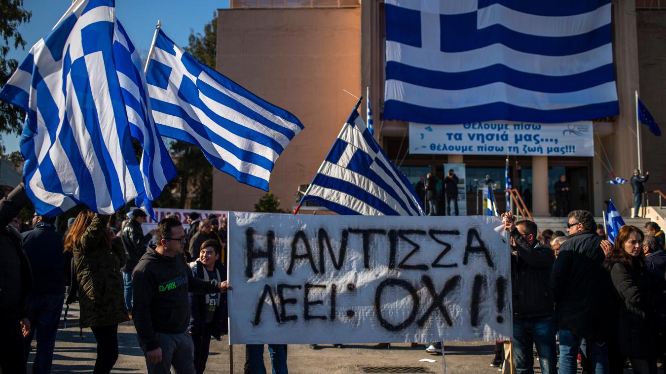 <p>Die Demonstranten halten griechische Flaggen und ein Transparent mit der Aufschrift Antissa sagt Nein während einer Kundgebung vor der Gemeinde Mytilene, auf der Insel Lesbos.</p>
