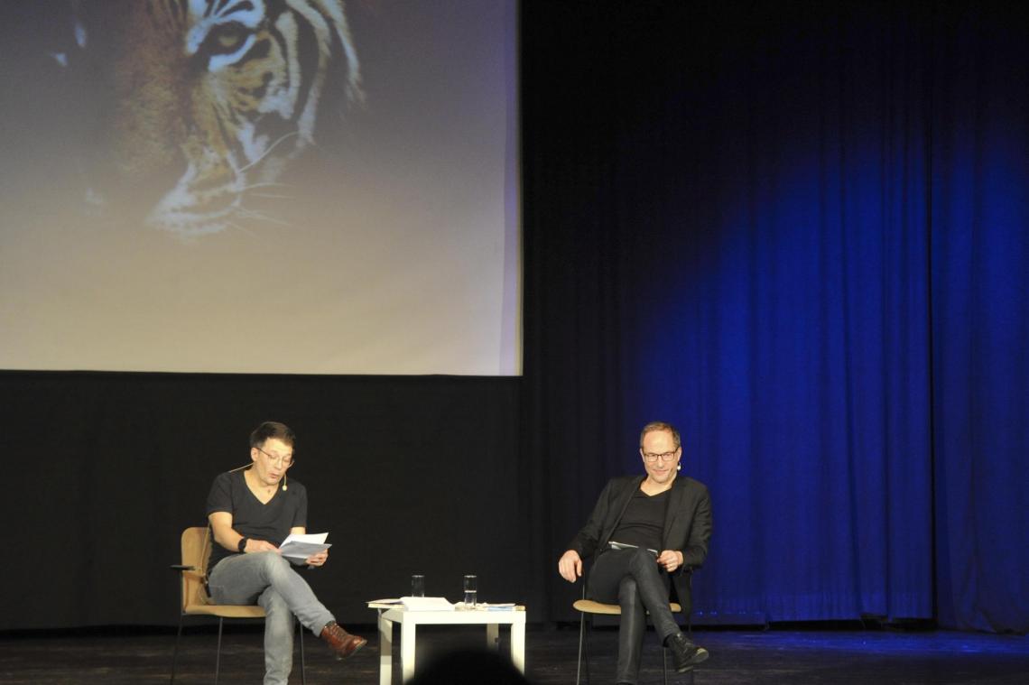 <p>Die Erfolgsautoren Maxim Leo und Jochen Gutsch standen am Mittwoch im Eupener Jünglingshaus auf der Bühne.</p>