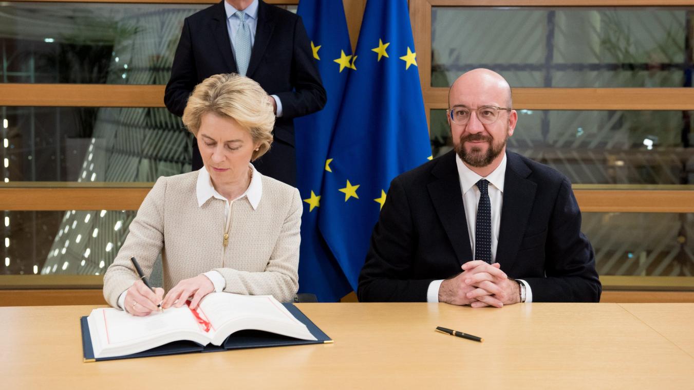 <p>Ursula von der Leyen und Charles Michel unterzeichnen den Brexit-Vertrag.</p>