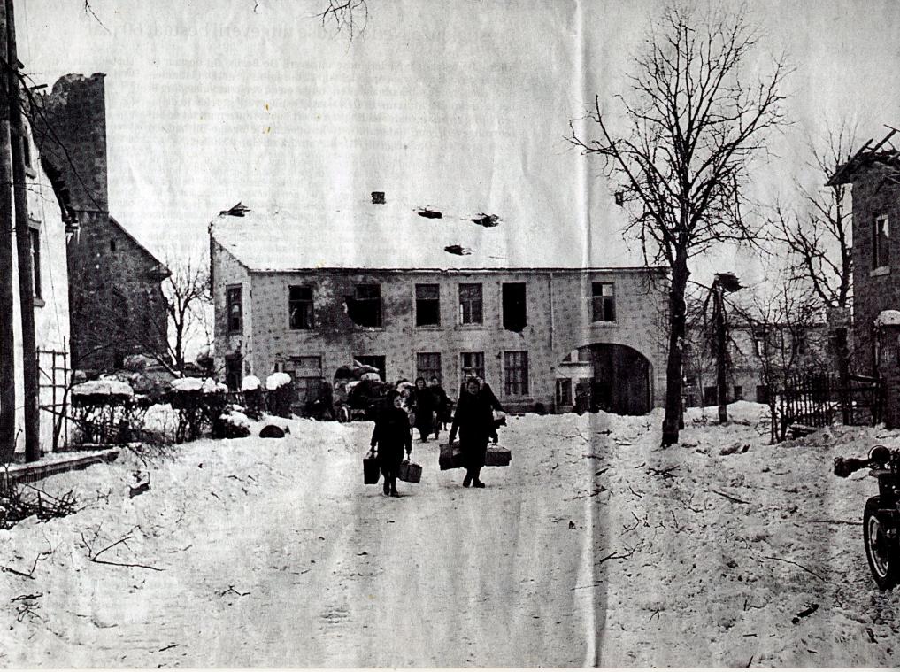 <p>Originalaufnahme aus dem Januar 1945: Die noch verbliebenen Einwohner ergreifen die Flucht oder suchen Schutz in Kellern. Links im Bild erkennt man die Ameler Pfarrkirche, deren Turm am 23. Januar nach massivem Beschuss eingestürzt war.</p>