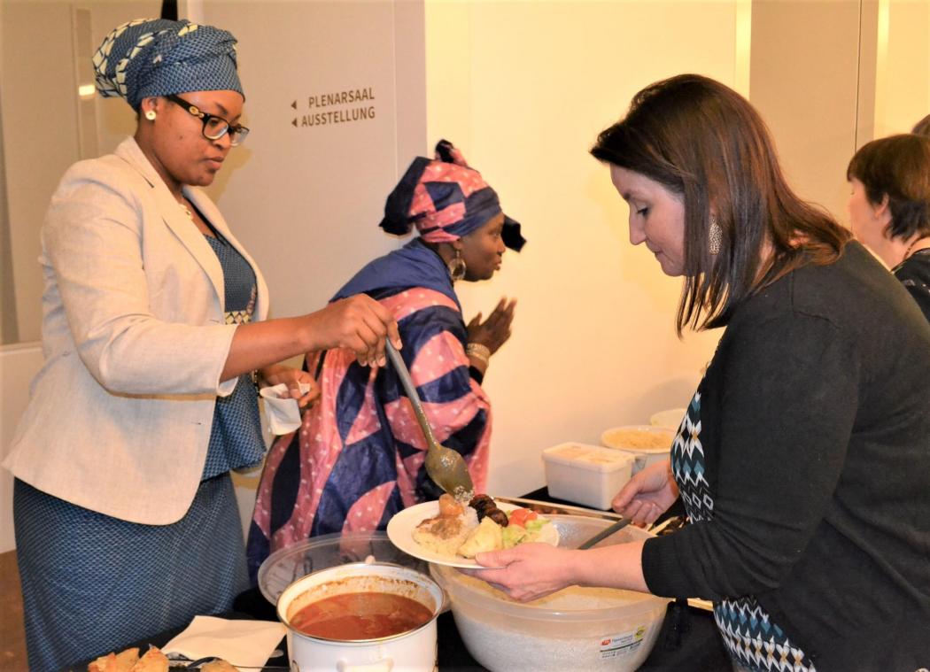 <p>Gemüse verteilte Aissatou aus Ghana auf die Teller der Gäste.</p>