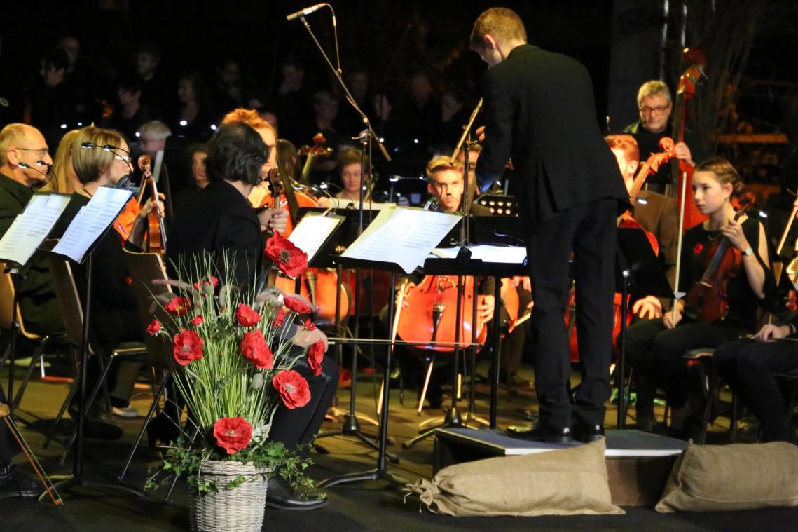 <p>Simen Van Meensel auf dem Dirigentenpodest: Der 22-jährige Student ist die treibende Kraft hinter Eastbelgica.</p>
