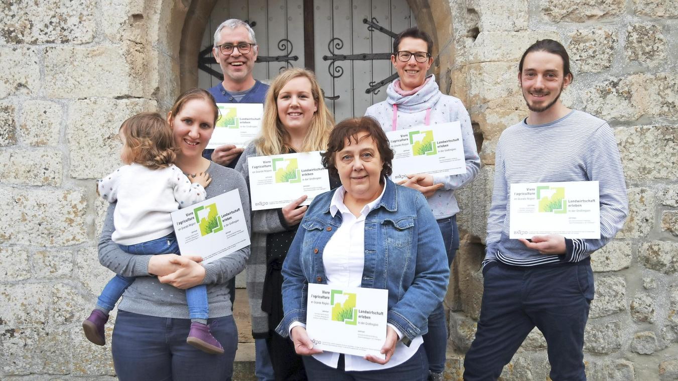 <p>Das Foto zeigt die sechs ostbelgischen Teilnehmer, die für ihre erfolgreiche Teilnahme an der Weiterbildung „Bauernhofpädagogik in der Großregion“ ihre Urkunden und Hofschilder erhielten.</p>