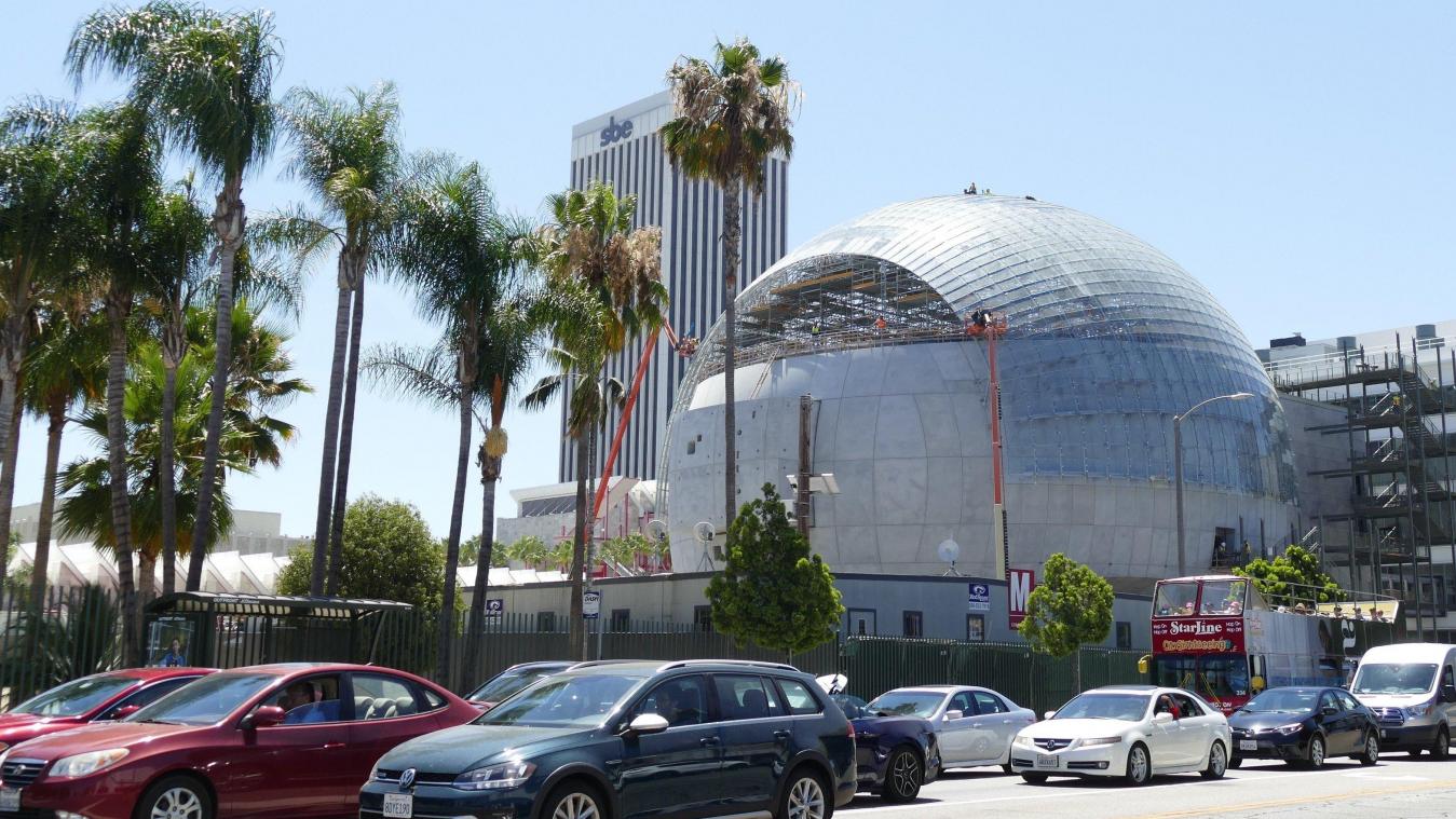 <p>Das im Bau befindliche Sphere-Gebäude, eine kolossale, futuristische Kugel aus Glas, Stahl und Beton, Teil des neuen Academy Museum of Motion Pictures. Immer wieder verzögerte sich die Einweihung des Museums.</p>