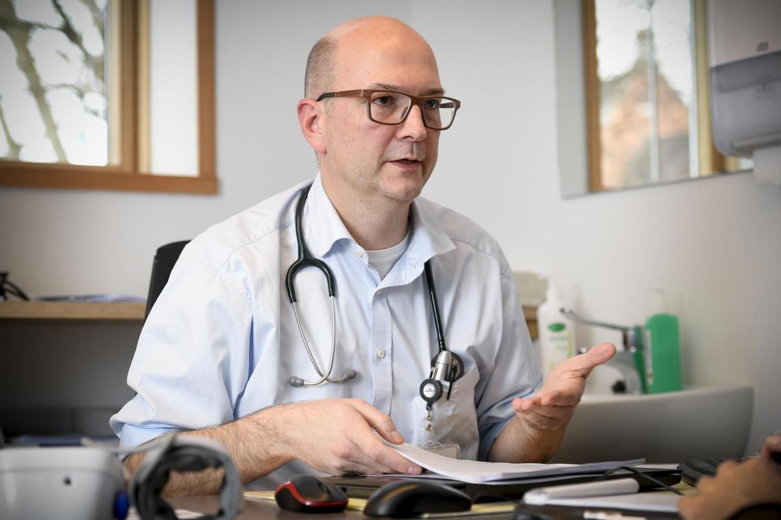 <p>Dr. Pascal Wolter an seinem Schreibtisch im Eupener Krankenhaus.</p>