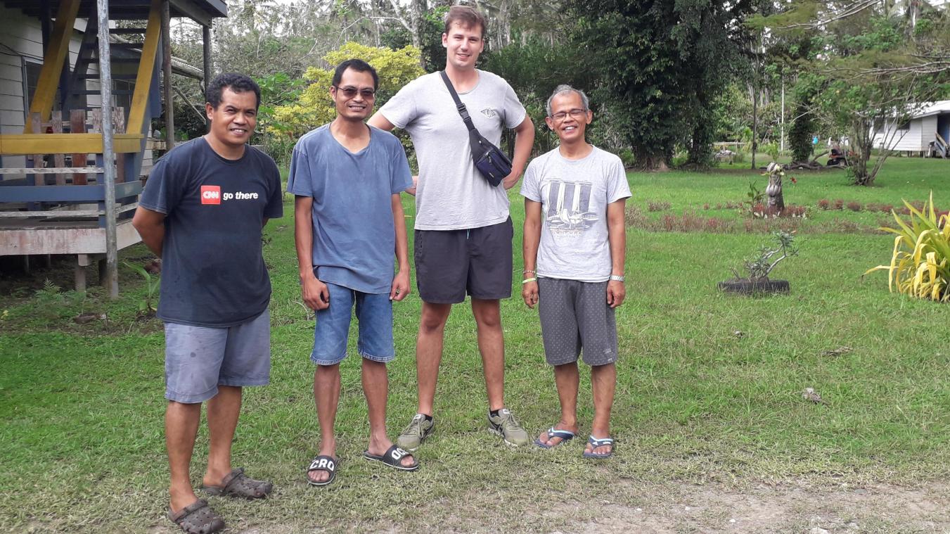 <p>Drei Missionare aus Indonesien leiten das Priesterseminar auf den Salomonen. Sebastian Beyer (Zweiter von r.) freundete sich mit ihnen an.</p>