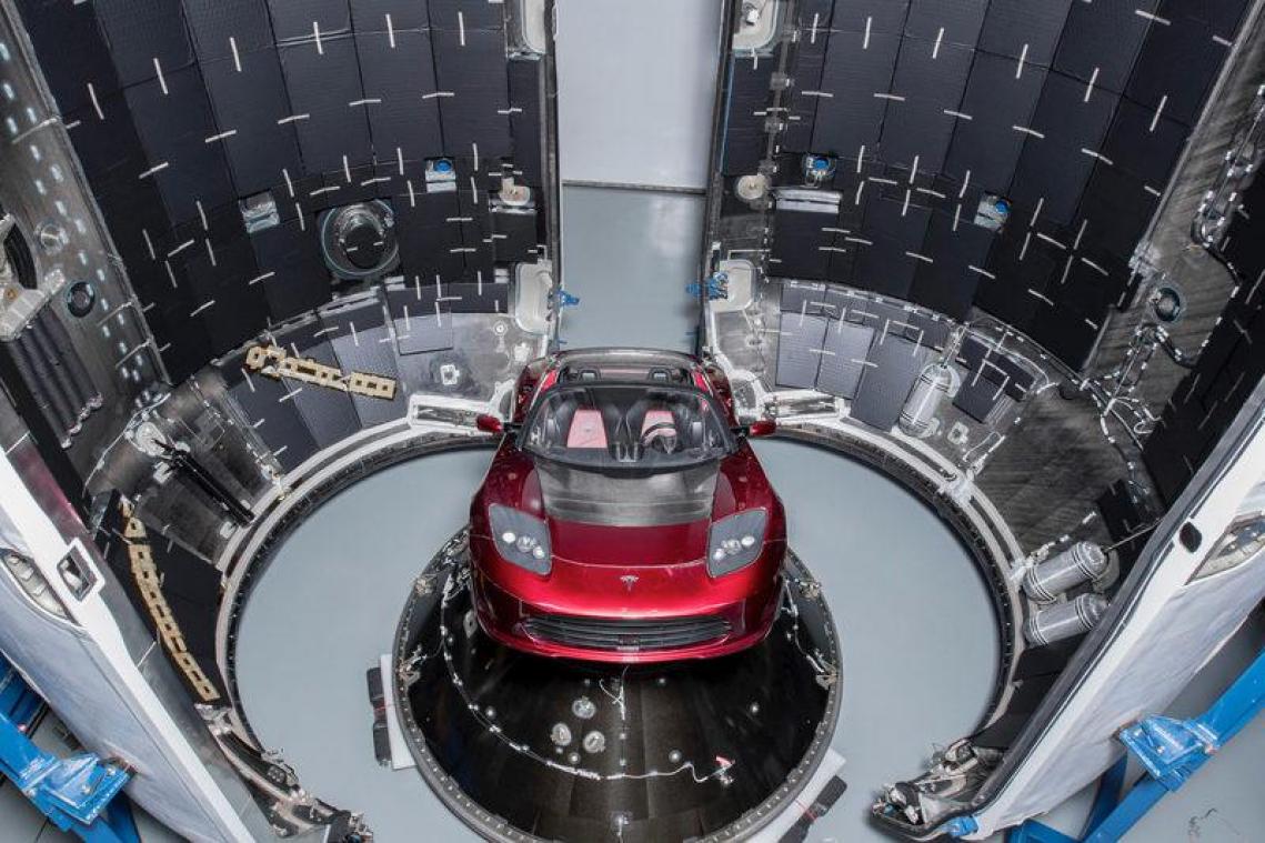 <p>22.12.2017, USA, Hawthorne: Ein E-Auto der Marke Tesla wird für den Start in einer Rakete vom Typ „Falcon Heavy“ des Unternehmens SpaceX vorbereitet.</p>