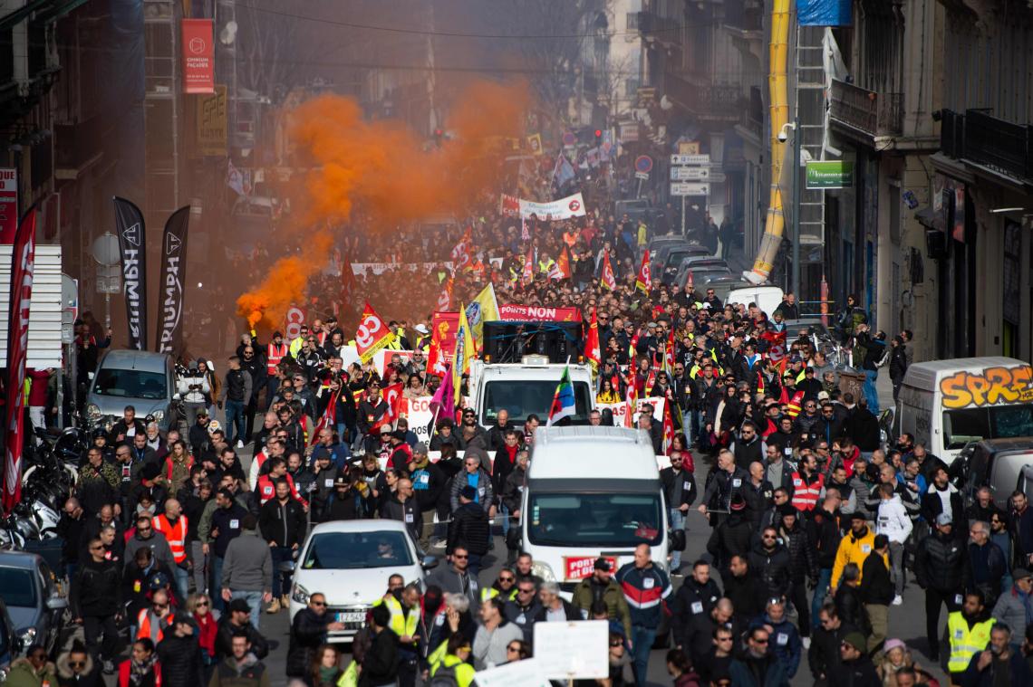 <p>Frankreich, Marseille: Demonstranten marschieren mit Fahnen und Rauchfackeln durch die Stadt.</p>