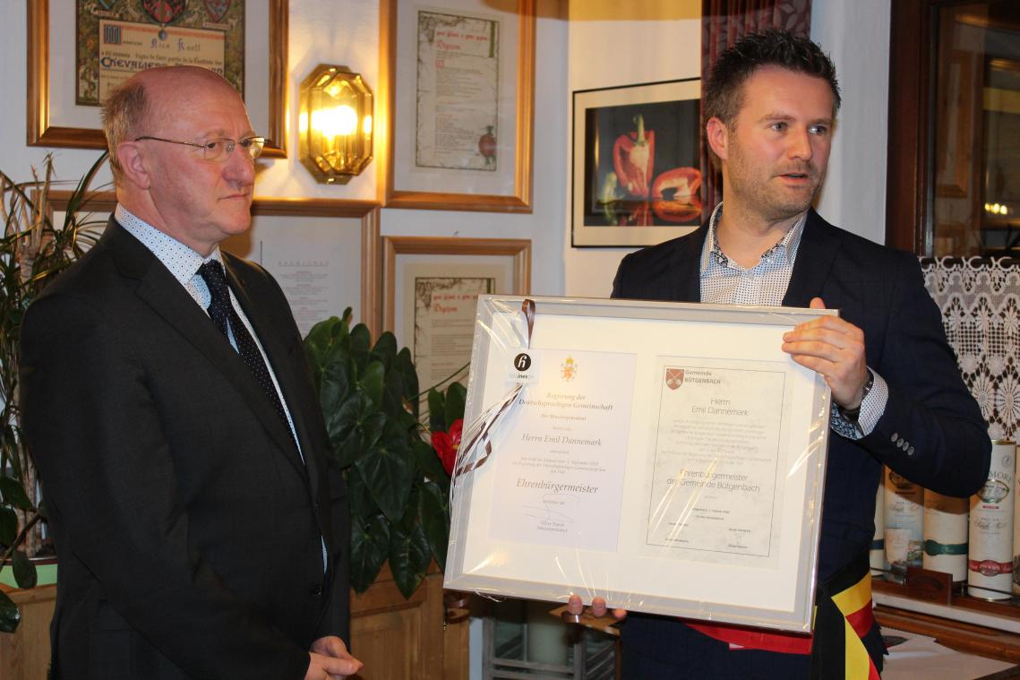 <p>Bürgermeister Daniel Franzen (rechts) durfte seinem Vorgänger Emil Dannemark die Urkunde als Ehrenbürgermeister überreichen. Emil Dannemark leitete die Geschicke der Gemeinde Bütgenbach insgesamt während 18 Jahren.</p>