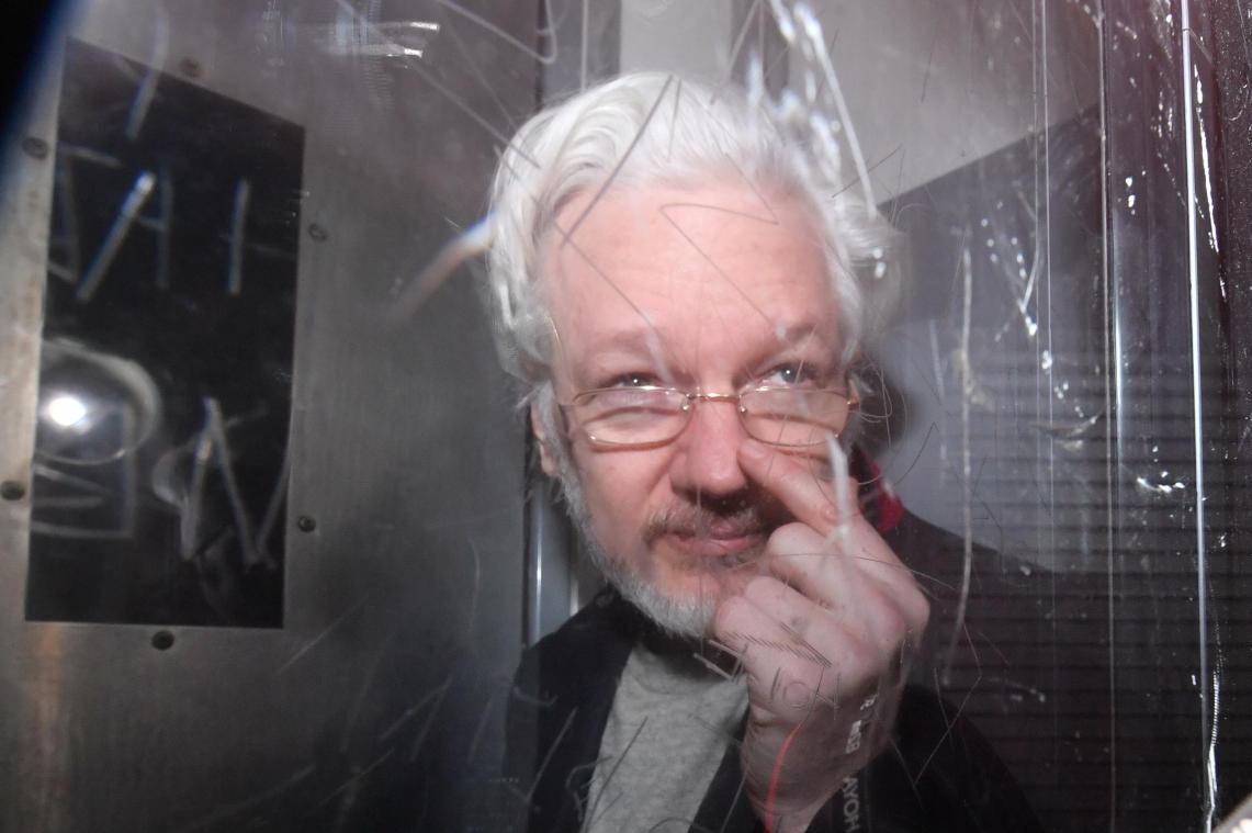 <p>Julian Assange wartet in London unter fragwürdigen Haftbedingungen auf eine Entscheidung im Hinblick auf seine mögliche Auslieferung an die USA. Dort droht ihm lebenslange Haft: ein Frontalangriff auf freien Journalismus.</p>