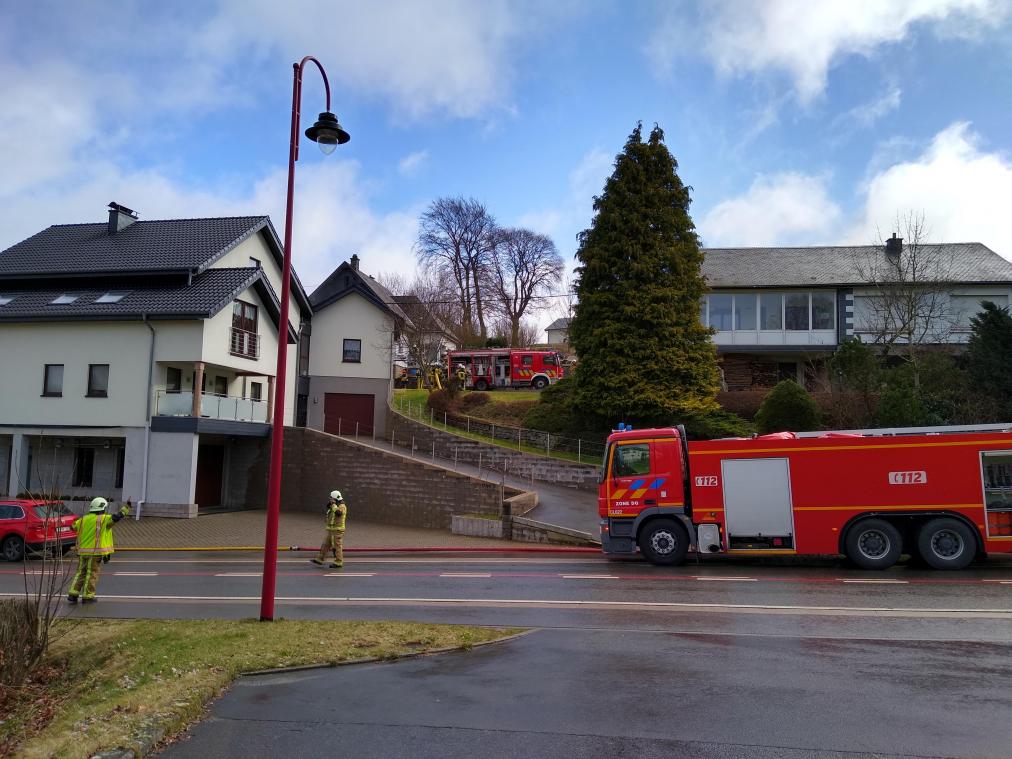 <p>Feuerwehreinsatz am Mittwochmorgen in der Klosterstraße in Bütgenbach.</p>