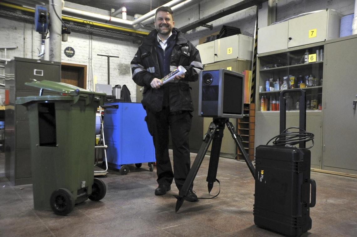 <p>Danny Klein, Leiter des Büros für Verkehrssicherheit der Polizeizone Weser-Göhl, mit dem mobilen Radargerät, das vom Stativ aus oder aus einer Mülltonne heraus misst.</p>