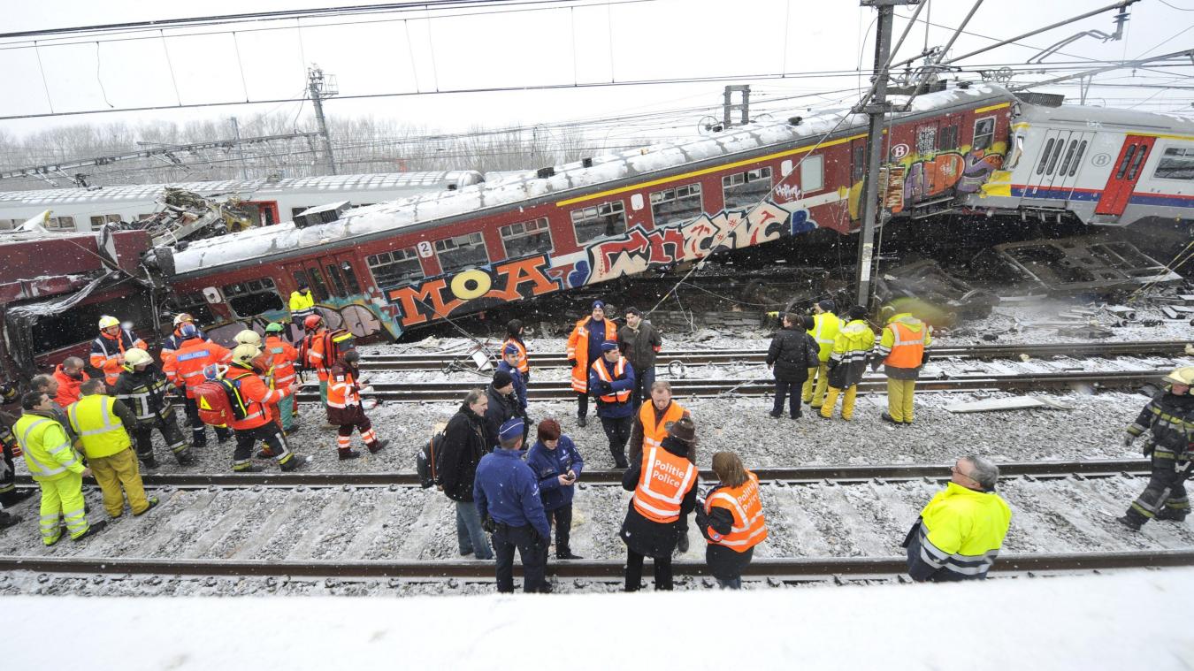 <p>An einem verschneiten Montagmorgen prallten vor zehn Jahren zwei Züge in Buizingen frontal aufeinander. Heute ist das Unglück vielen immer noch präsent.</p>