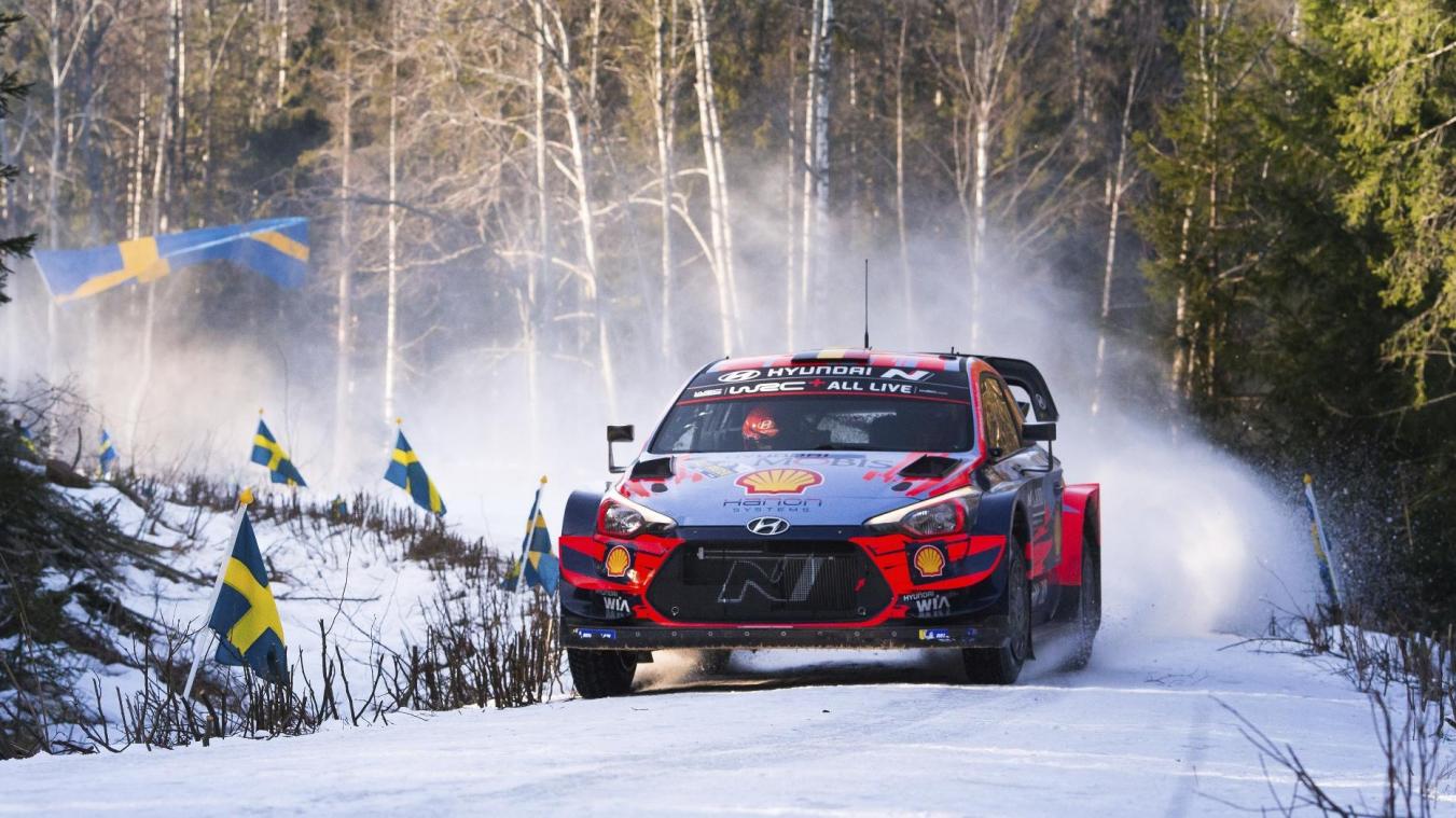 <p>Stellenweise war die Schweden-Rallye durchaus winterlich, hier das Team Neuville-Gilsoul.</p>