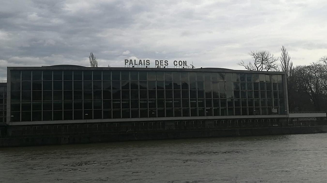 <p>Als „Palais des Con“ kann man den Lütticher Kongresspalast momentan „bestaunen“.</p>