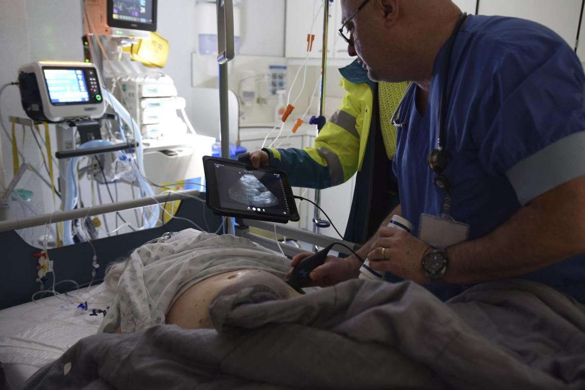 <p>Notarzt Dr. Vincent Czajkowski untersucht eine Patientin mit dem neuen, mobilen Ulraschallgerät.</p>