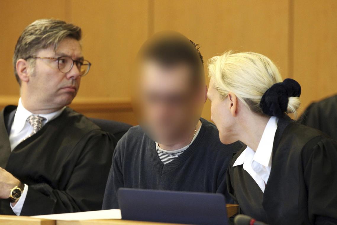 <p>Der Hauptangeklagte sitzt im Landgericht zwischen seinen Anwälten Peter Schäfer (links) und Tanja Tomasso.</p>