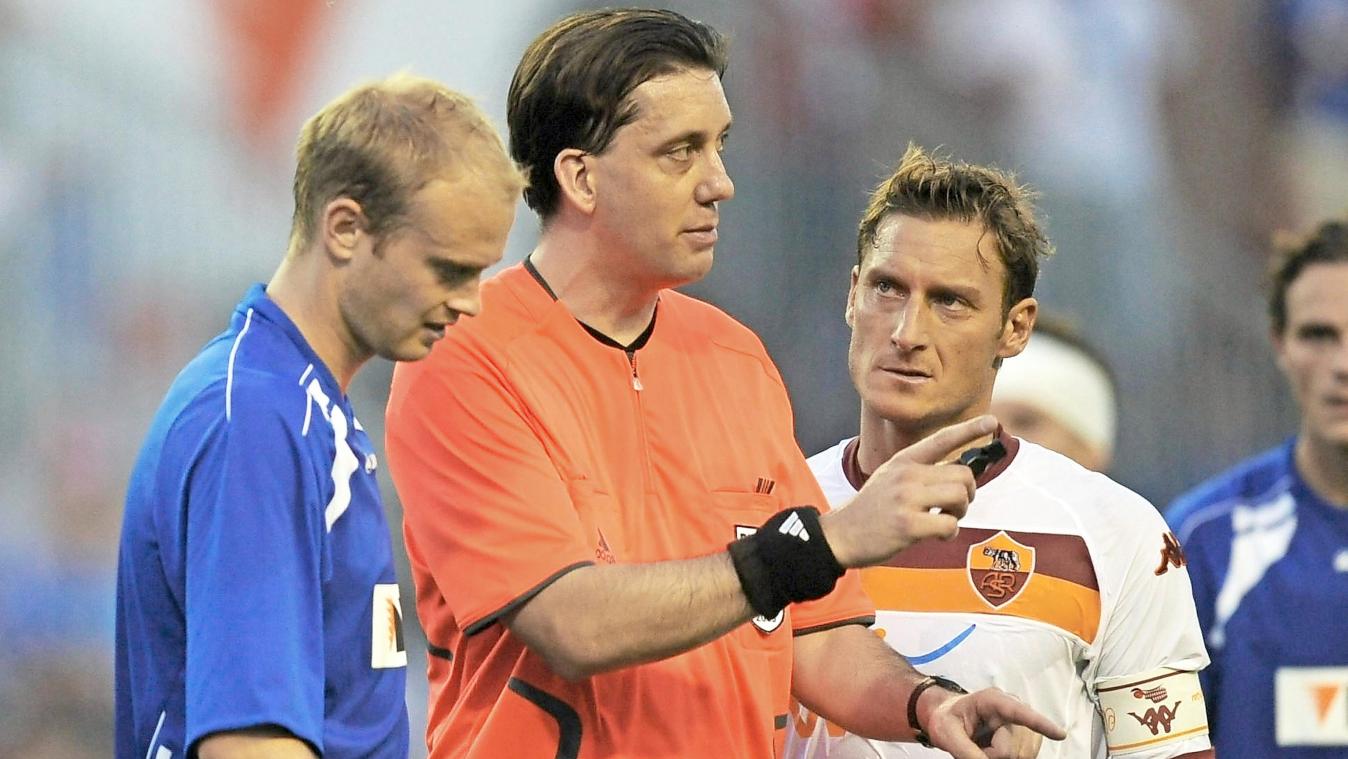 <p>Schiedsrichter Manuel Gräfe und Francesco Totti (r.) waren die Hauptakteure.</p>