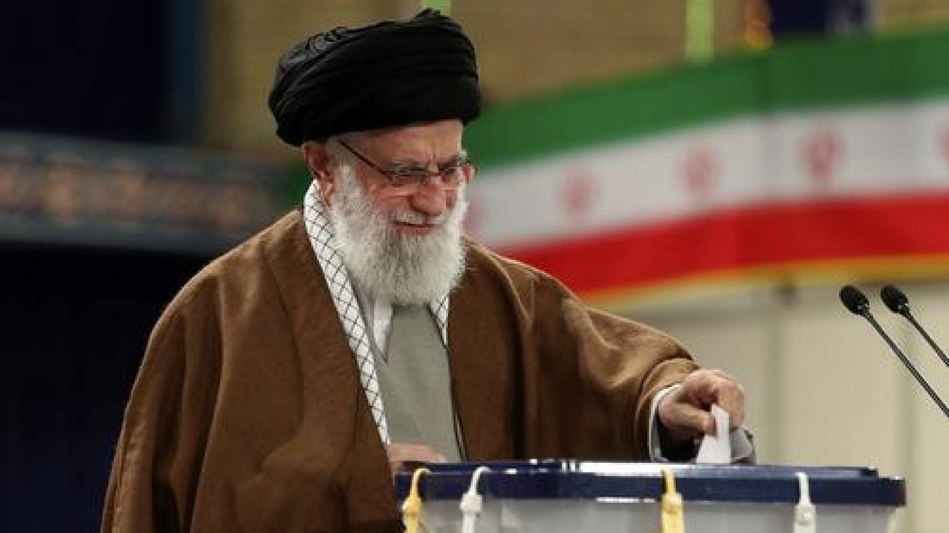 <p>Der Oberste Führer des Iran, Ajatollah Ali Chamenei, wirft seinen Stimmzettel bei den Parlamentswahlen in die Wahlurne.</p>
