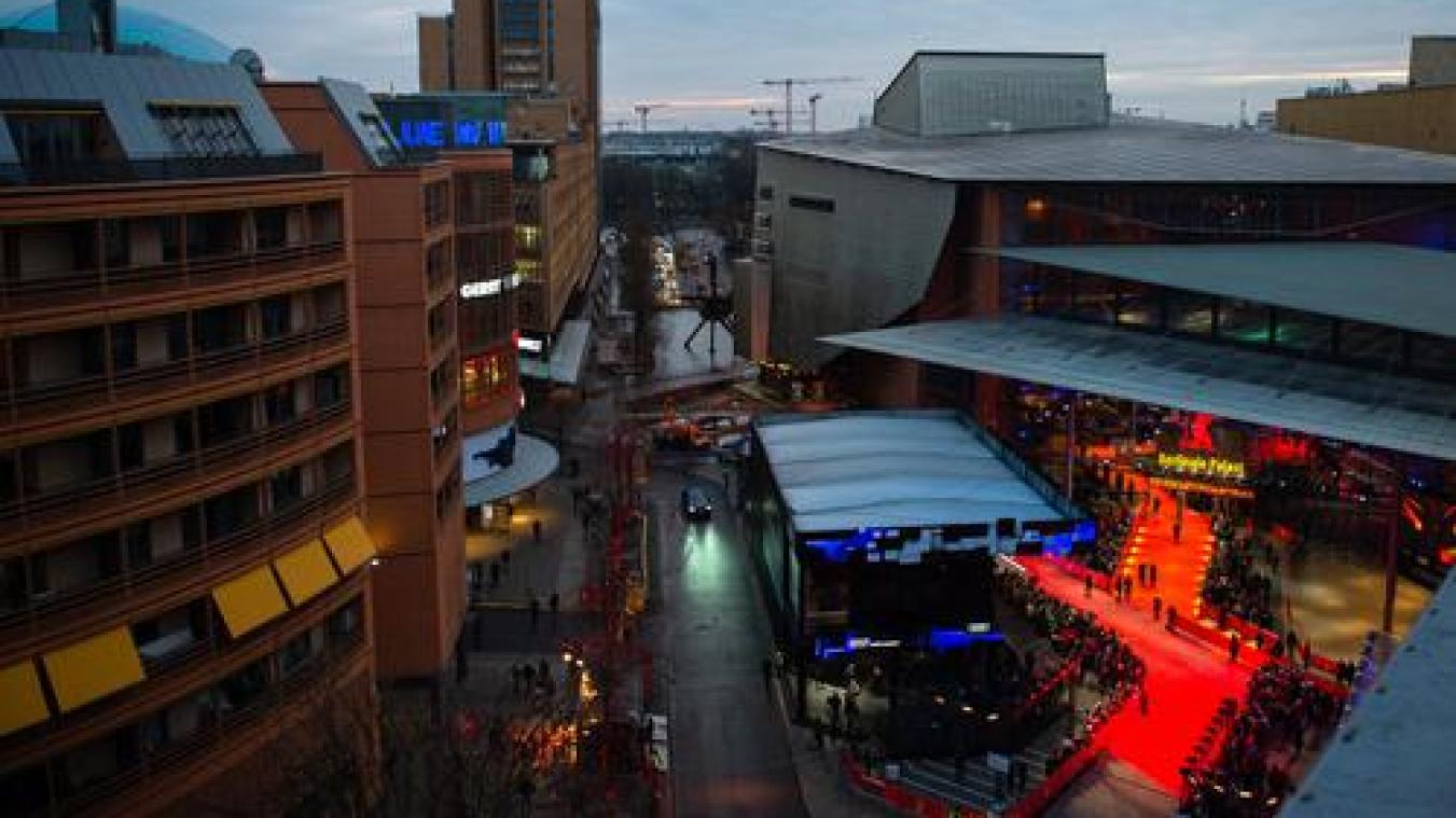 <p>70. Berlinale, Eröffnungsgala: Der Rote Teppich vor dem Berlinale Palast am Potsdamer Platz in Berlin ist während der feierlichen Eröffnung der Internationalen Filmfestspiele von oben zu sehen.</p>