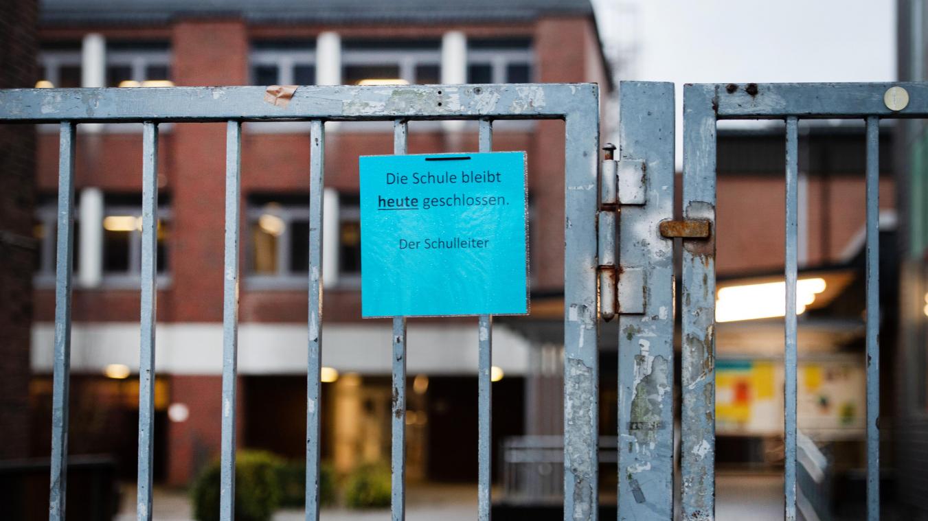 <p>Nordrhein-Westfalen, Heinsberg: Ein Hinweis „Die Schule bleibt heute geschlossen, Der Schulleiter“ hängt am Eingang eines Gymnasiums.</p>