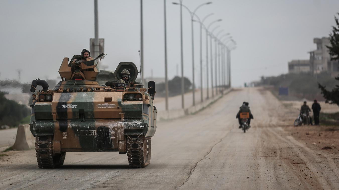 <p>Syrien, Nayrab: Ein türkischer Panzer fährt auf einer Straße während eines Großangriffs durch Oppositionsaktivisten auf syrische Regierungstruppen.</p>