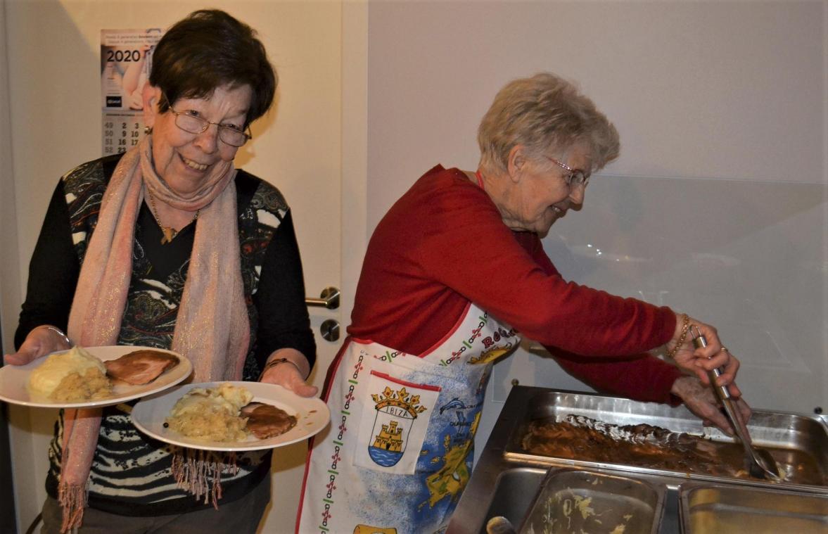 <p>Johanna und Hannelore, zwei ehrenamtliche Helferinnen der Josephine-Koch-Stiftung, beim Servieren des Essens.</p>