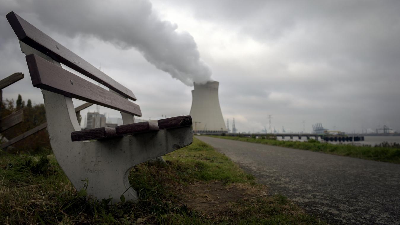 <p>Blick auf das Atomkraftwerk von Doel bei Antwerpen</p>